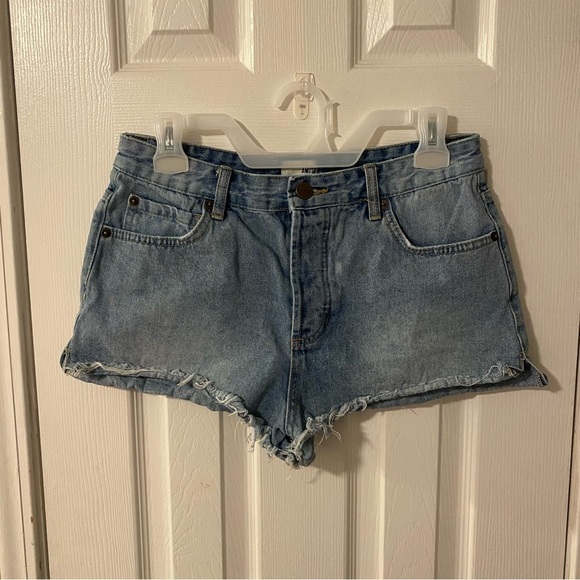 Amuse Society womens Easton Lightwash distressed cutoff midrise jean shorts - Picture 3 of 6